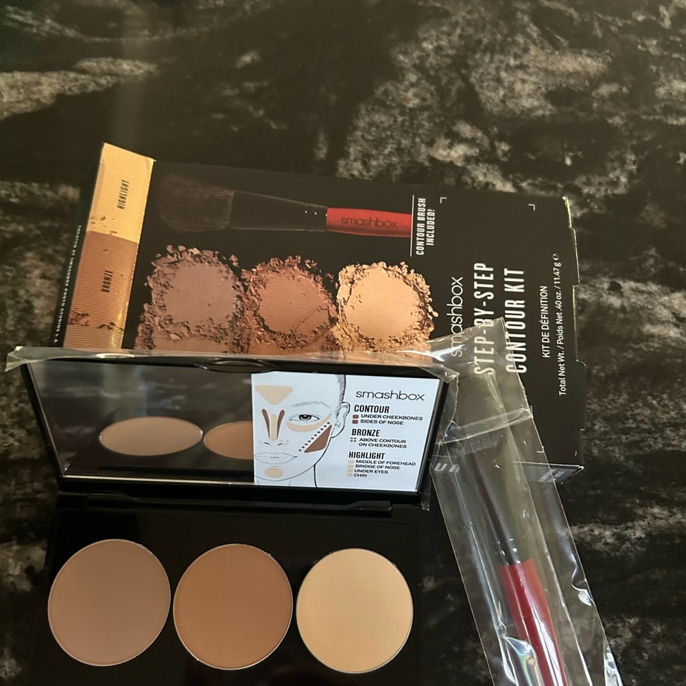 NWT smashbox Contour Kit- palette, contour brush and instructions.